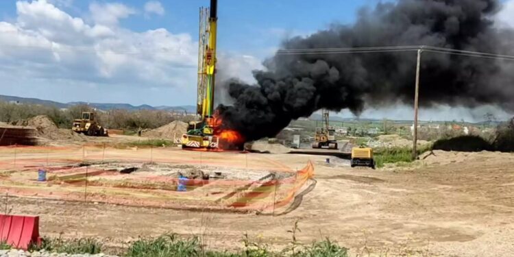 Alldaynews.gr Τραγωδία: Χαροπαλεύει ο οδηγός γερανοφόρου που έπαθε ηλεκτροπληξία