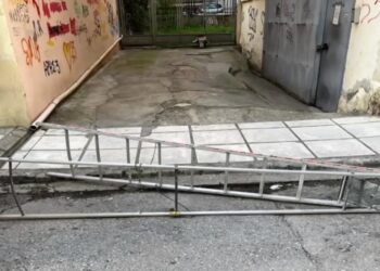 Θεσσαλονίκη: «Κάρφωσαν» σκάλα στην άσφαλτο για να «κρατήσουν» μια… θέση πάρκινγκ[video]