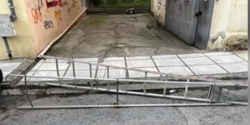 Θεσσαλονίκη: «Κάρφωσαν» σκάλα στην άσφαλτο για να «κρατήσουν» μια… θέση πάρκινγκ[video]