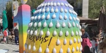 Πτολεμαΐδα: Χαμός με το Πασχαλινό αυγό-«Γίγας» – Σωρεία ομοφοβικών και σεξιστικών σχολίων[Φωτογραφίες]