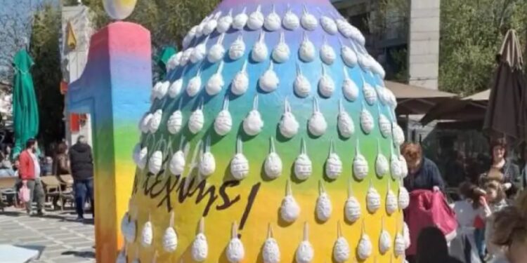 Πτολεμαΐδα: Χαμός με το Πασχαλινό αυγό-«Γίγας» – Σωρεία ομοφοβικών και σεξιστικών σχολίων[Φωτογραφίες]