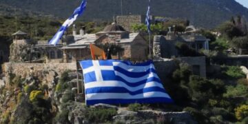 Alldaynews.gr Κωνσταντίνος Φλώρος: To «ευχαριστώ» του αρχηγού ΓΕΕΘΑ σε μοναχό του Αγίου Όρους που ευλογεί τους πιλότους