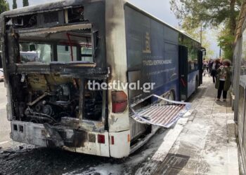 Θεσσαλονίκη-Πριν Λίγο: Στις φλόγες αστικό λεωφορείο στη Χαριλάου