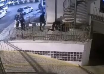 Alldaynews.gr Νέος Κόσμος: Η στιγμή που 16χρονοι ξυλοκοπούν 17χρονο