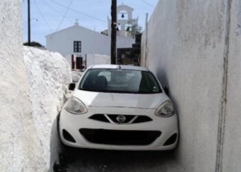 Πως το κατάφερε αυτό! Αυτοκίνητο… σφήνωσε σε στενό δρομάκι