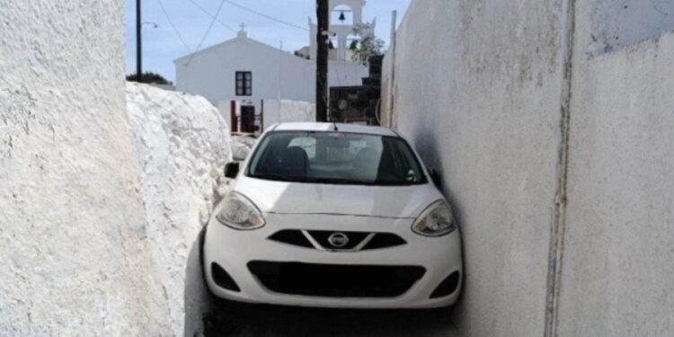 Alldaynews.gr Πως το κατάφερε αυτό! Αυτοκίνητο… σφήνωσε σε στενό δρομάκι