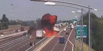 Alldaynews.gr Φρικτό Τροχαίο: Βυτιοφόρο παρέσυρε και σκότωσε 3 μοτοσικλετιστές-«Δεν έπιασαν τα φρένα» λέει ο οδηγός