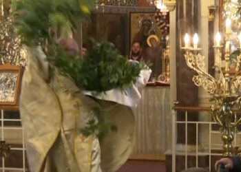 Alldaynews.gr Χίος: «Σεισμός» στην πρώτη Ανάσταση με τον ιερέα που έχει γίνει viral για το σάλτο του