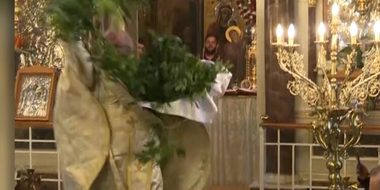 Alldaynews.gr Χίος: «Σεισμός» στην πρώτη Ανάσταση με τον ιερέα που έχει γίνει viral για το σάλτο του