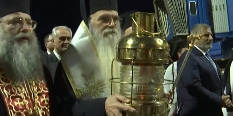 Στην Αθήνα το Άγιο Φως – Με ειδικές πτήσεις θα μεταφερθεί σε όλη την Ελλάδα[video]