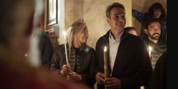 Ανάσταση στην Τήνο για τον Κυριάκο Μητσοτάκη και τη σύζυγό του, Μαρέβα