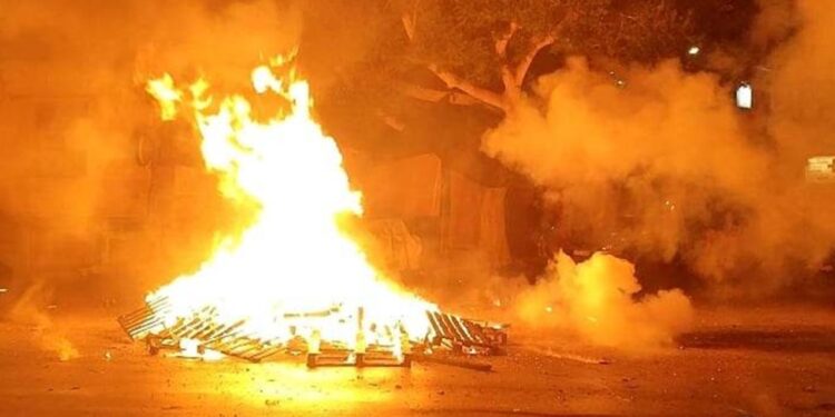 Ηράκλειο: Κάηκαν 4 αυτοκίνητα από τις φωτιές και τα βεγγαλικά του “Χριστός Ανέστη”