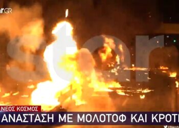 Νέος Κόσμος: «Πόλεμος» βεγγαλικών και μολότοφ μετά την Ανάσταση[video]