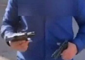 Μενίδι: Άνδρας πυροβολεί στον αέρα με δύο πιστόλια – Βίντεο ντοκουμέντο