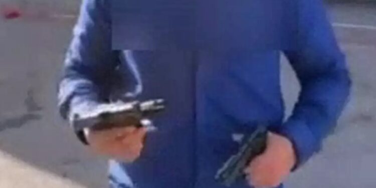 Μενίδι: Άνδρας πυροβολεί στον αέρα με δύο πιστόλια – Βίντεο ντοκουμέντο