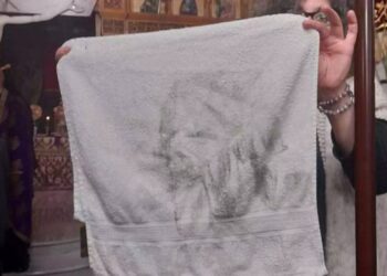 Ημαθία: Ουρές πιστών σε εκκλησία μετά τη μορφή που σχηματίστηκε σε αυτή την πετσέτα