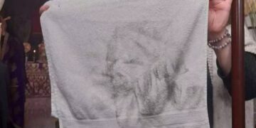 Ημαθία: Ουρές πιστών σε εκκλησία μετά τη μορφή που σχηματίστηκε σε αυτή την πετσέτα