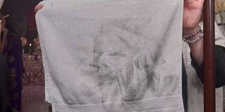 Ημαθία: Ουρές πιστών σε εκκλησία μετά τη μορφή που σχηματίστηκε σε αυτή την πετσέτα