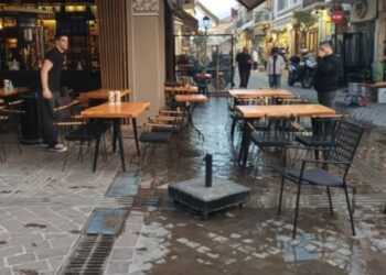 Σοκ  στην Kρήτη: Καρέ – καρέ η στιγμή που αυτοκίνητο πέφτει σε θαμώνες εστιατορίου