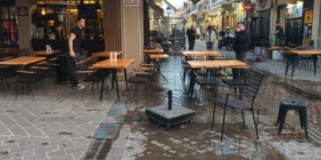 Alldaynews.gr Σοκ στην Kρήτη: Καρέ – καρέ η στιγμή που αυτοκίνητο πέφτει σε θαμώνες εστιατορίου