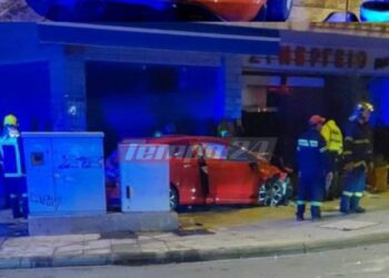 Σοκ στην Πάτρα: Αυτοκίνητο “προσγειώθηκε” σε ψαράδικο-Τρεις τραυματίες[video]