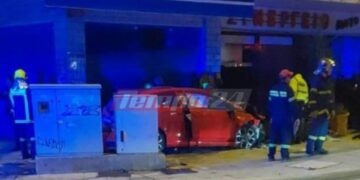 Σοκ στην Πάτρα: Αυτοκίνητο “προσγειώθηκε” σε ψαράδικο-Τρεις τραυματίες[video]