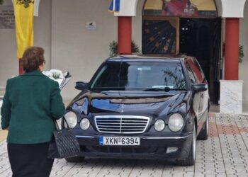 Θρήνος στο τελευταίο «αντίο» στην γυναίκα που δολοφονήθηκε από τον γιο της[video]