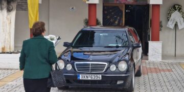 Θρήνος στο τελευταίο «αντίο» στην γυναίκα που δολοφονήθηκε από τον γιο της[video]