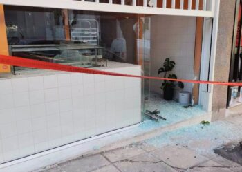 Έκρηξη σε ζαχαροπλαστείο στο Παγκράτι– Πέταξαν μέσα χειροβομβίδα