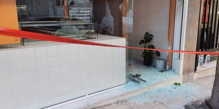 Alldaynews.gr Έκρηξη σε ζαχαροπλαστείο στο Παγκράτι– Πέταξαν μέσα χειροβομβίδα