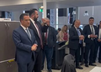 Απειλούν εργαζόμενους να ψηφίσουν ΝΔ – Το αφεντικό, μπροστά στον Άδωνι νουθετεί: «Εγώ δεν είμαι τόσο δημοκρατικός σε αυτά τα πράγματα (video)