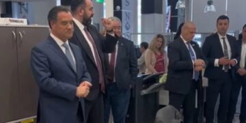 Απειλούν εργαζόμενους να ψηφίσουν ΝΔ – Το αφεντικό, μπροστά στον Άδωνι νουθετεί: «Εγώ δεν είμαι τόσο δημοκρατικός σε αυτά τα πράγματα (video)