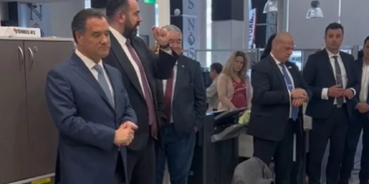 Απειλούν εργαζόμενους να ψηφίσουν ΝΔ – Το αφεντικό, μπροστά στον Άδωνι νουθετεί: «Εγώ δεν είμαι τόσο δημοκρατικός σε αυτά τα πράγματα (video)