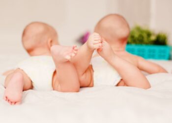 Θαύμα ζωής στη Θεσσαλονίκη: Νίκησε τον καρκίνο στα γεννητικά όργανα και απέκτησε δίδυμα με τη βοήθεια φίλης της που έγινε παρένθετη