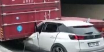 Alldaynews.gr Τρομακτικό τροχαίο για τον Ντάνστον: Κοντέινερ από νταλίκα έπεσε πάνω στο αυτοκίνητό του