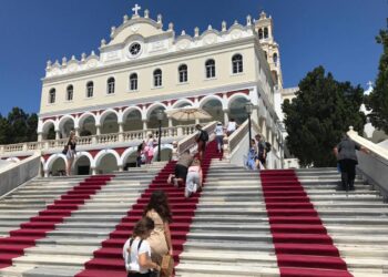 “Με έταξε η μητέρα μου στην Τήνο όταν αρρώστησα… αυτό που έζησα δεν θα το ξεχάσω ποτέ”