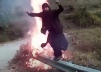 Ο «πατήρ» Κλεομένης ξαναχτυπά: Έβαλε φωτιά στη μέση του δρόμου και φώναζε…«πυρομανίαση»