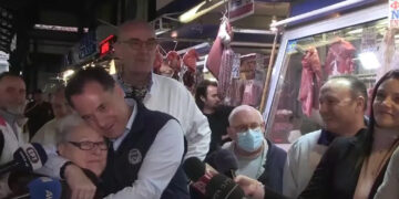 Alldaynews.gr Ηλικιωμένη «αποθέωσε» τον Άδωνι! «Κούκλος είσαι, σ’ αγαπώ»
