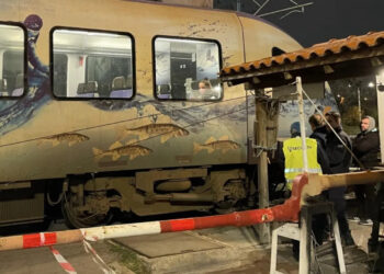 «Τού σφύριζαν να απομακρυνθεί, αλλά τούς αγνόησε» – Δύσκολες ώρες για τον 16χρονο που παρασύρθηκε από τον Προαστιακό