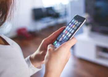 Κάνω τηλεφωνική σeξουαλική επαφή με τον κρυφό «εραστή» μου τις περισσότερες μέρες – Απατώ τον άντρα μου;