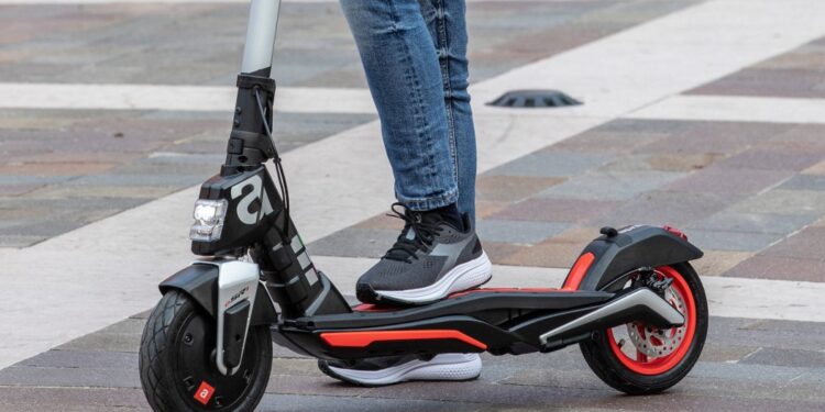 Alldaynews.gr Τραγωδία στη Μύκονο: Έκανε βόλτα με ηλεκτρικό πατίνι και Σκοτώθηκε