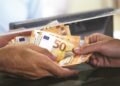 Alldaynews.gr Έτριβαν τα μάτια τους και έτρεχαν: Άγνωστος μοίραζε λεφτά σε περαστικούς