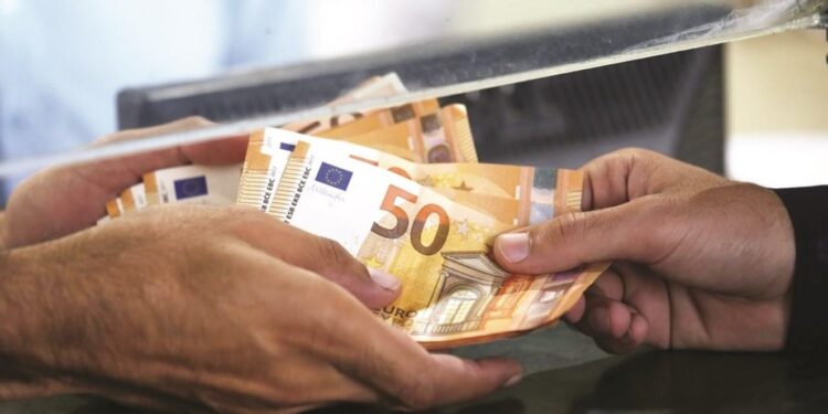 Alldaynews.gr Έτριβαν τα μάτια τους και έτρεχαν: Άγνωστος μοίραζε λεφτά σε περαστικούς