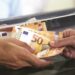 Alldaynews.gr Έτριβαν τα μάτια τους και έτρεχαν: Άγνωστος μοίραζε λεφτά σε περαστικούς