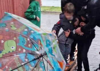 Εικόνες ντροπής στα Τρίκαλα: Έφτιαξαν γέφυρα με πάγκους για να βγάλουν τα νήπια από το σχολείο