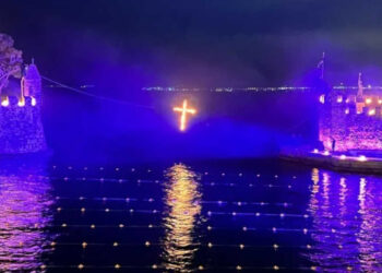 Έκλεψε και φέτος τις εντυπώσεις ο Επιτάφιος στην Ναύπακτο – Φαντασμαγορικές εικόνες από το πανέμορφο ενετικό λιμάνι