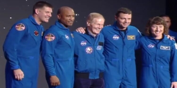 Alldaynews.gr NASA: Για πρώτη φορά γυναίκα και μαύρος αστροναύτης σε αποστολή γύρω από τη Σελήνη (video)