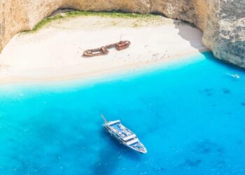Ναυάγιο Ζακύνθου: Κλειστή η διάσημη παραλία για όλο το φετινό καλοκαίρι