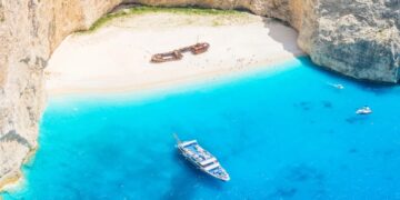 Ναυάγιο Ζακύνθου: Κλειστή η διάσημη παραλία για όλο το φετινό καλοκαίρι