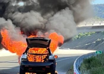 Αυτοκίνητο με τρεις δημάρχους τυλίχθηκε στις φλόγες – Μπάμπης Λιόλιος: «Άρχισε ξαφνικά να βγάζει καπνούς» (φωτο)